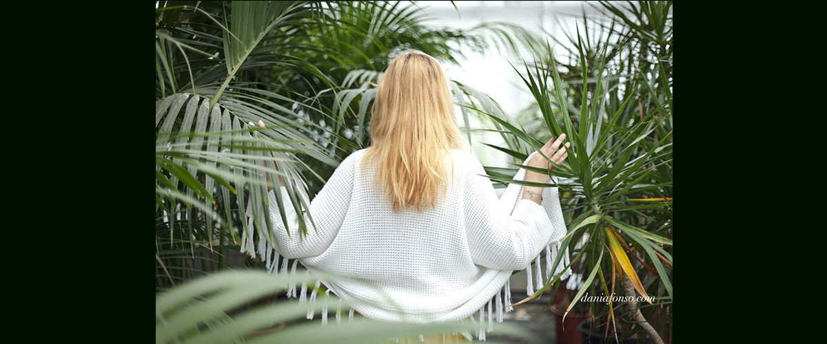 Modella tra le fronde verdi