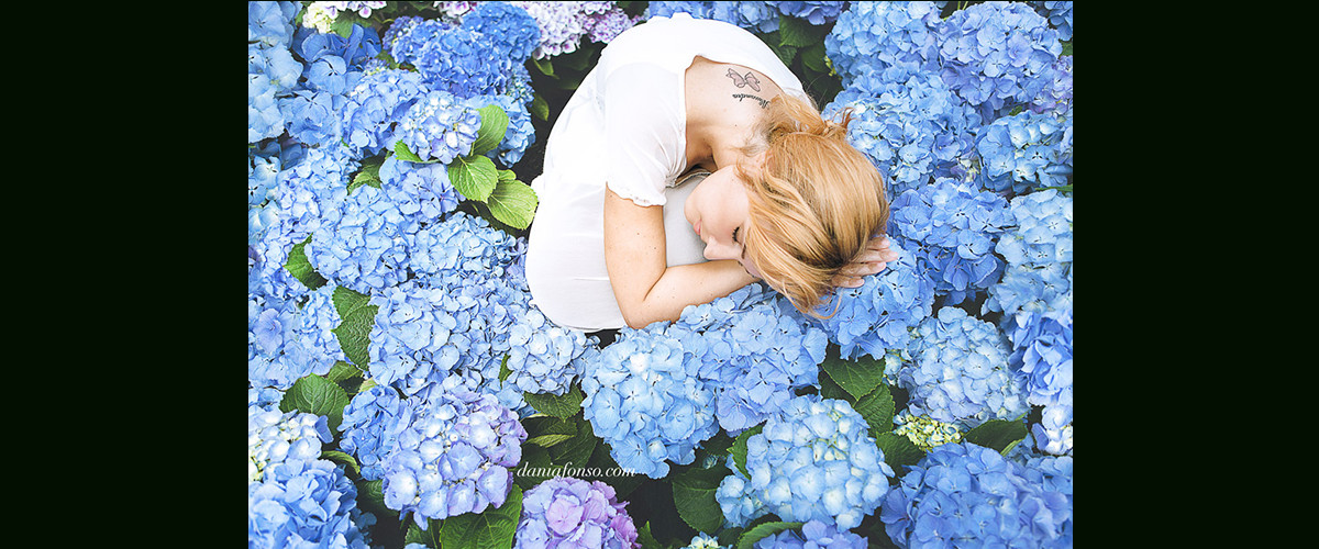 modella tra le ortensie blu